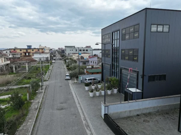 Durres, jepet me qera magazine Kati 0, 1.621 m² 3.500 € (Shkozet)