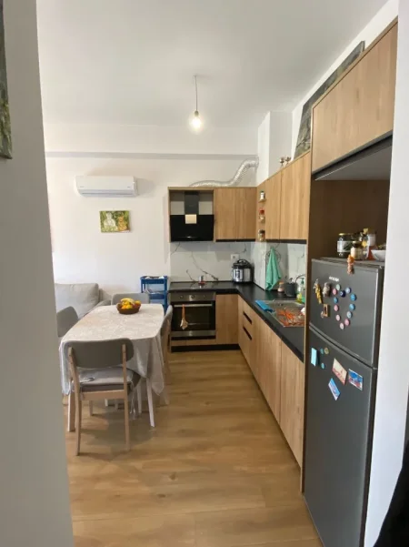 Tirane, jepet me qera apartament 1+1+Ballkon Kati 3, 60 m² 400 € (Ali Demi, Kompleksi Kaimi)