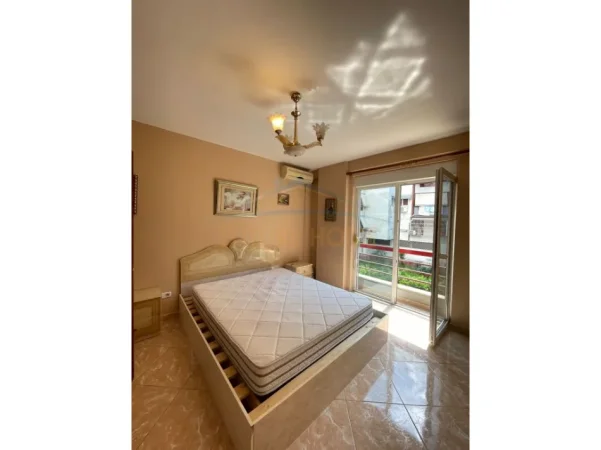Tirane, jepet me qera apartament 1+1+Ballkon Kati 2, 70 m² 500 € (Liqeni i Thate)