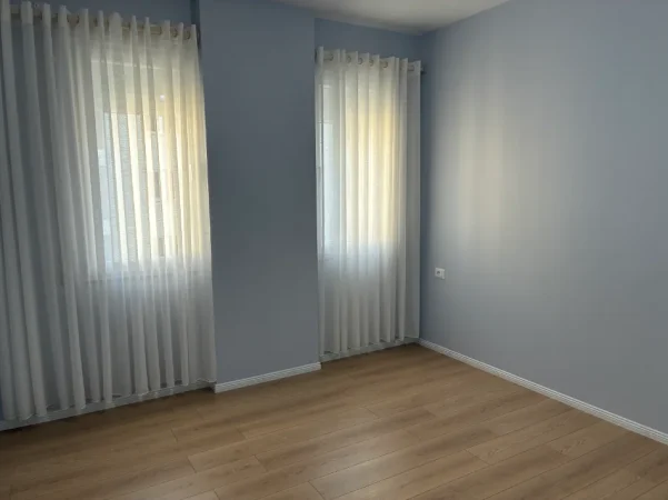 Tirane, jepet me qera apartament 2+1+Ballkon Kati 4, 91 m² 400 € (Rruga Berisha, Kamez)