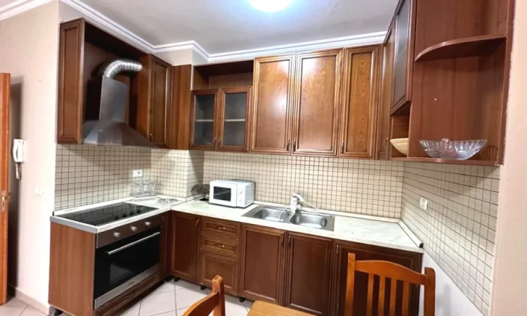 Tirane, jepet me qera apartament 1+1+Ballkon Kati 5, 62 m² 500 mije leke(Rr. Mihal Duri perballe Amb. Jugosllave)