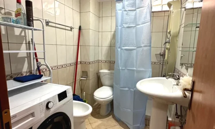 Tirane, jepet me qera apartament 1+1+Ballkon Kati 5, 62 m² 500 mije leke(Rr. Mihal Duri perballe Amb. Jugosllave)