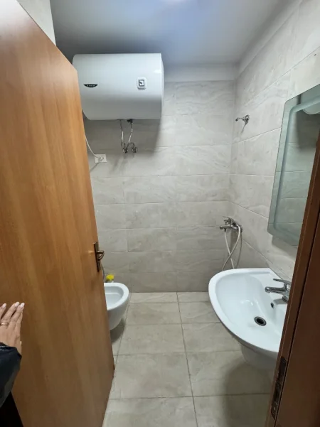 Tirane, jepet me qera apartament 1+1+Ballkon Kati 9, 58 m² 500 mije leke (Pallati me Shigjeta)