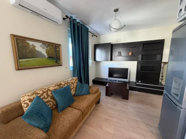 Tirane, jepet me qera apartament 1+1+Ballkon Kati 2, 60 m² 600 € (Rr. Faik Konica prane Lion Park)