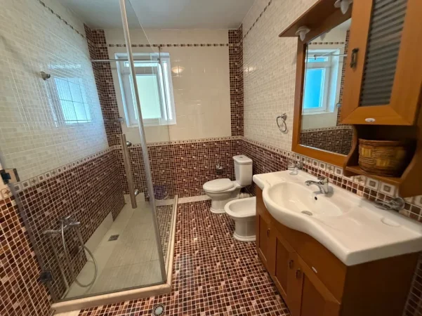 Tirane, jepet me qera apartament 1+1+Ballkon Kati 2, 60 m² 600 € (Rr. Faik Konica prane Lion Park)