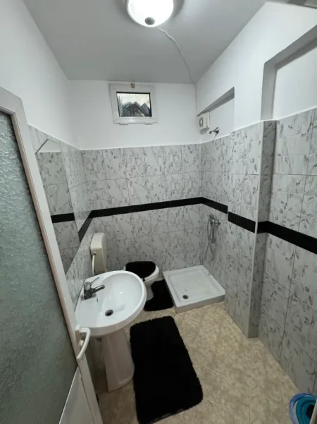 Vlore, jepet me qera Vile 1+1 Kati 1, 263 € 