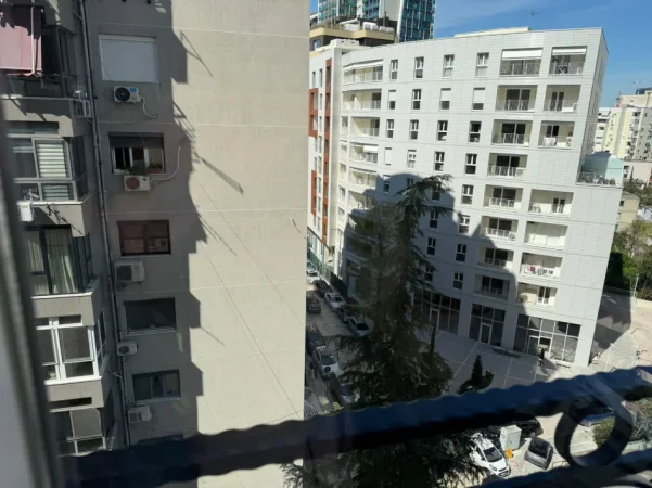 Tirane, jepet me qera apartament 1+1+Ballkon Kati 2, 60 m² 600 € (Rr. Faik Konica prane Lion Park)