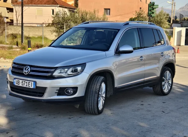 Tirane, shes SUV Volkswagen Tiguan 2014 Automatik Nafte, gri metalizato automatik Klima 214.000 km 8.900 €