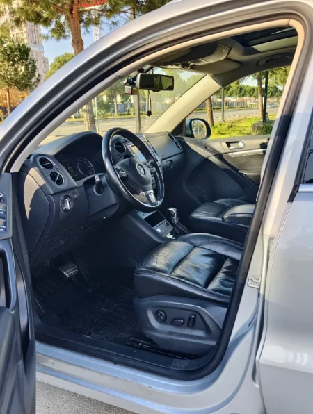 Tirane, shes SUV Volkswagen Tiguan 2014 Automatik Nafte, gri metalizato automatik Klima 214.000 km 8.900 €