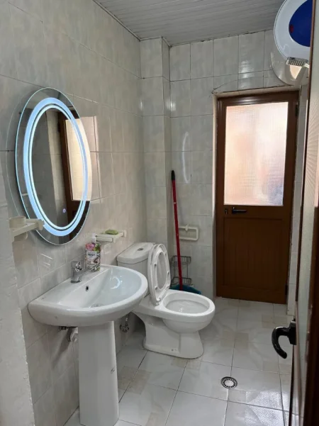 Tirane, jepet me qera apartament 1+1 Kati 5, 50 m² 500 € (Ish Blloku te Juridiku)