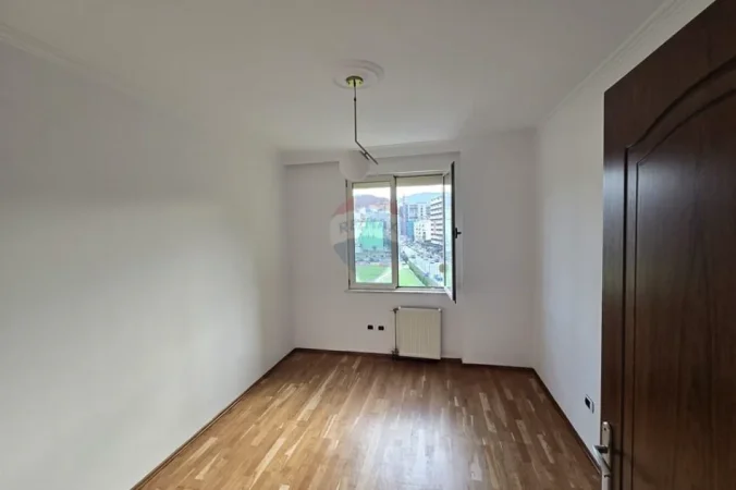 Tirane, jepet me qera apartament , 140 m² 1.100 € 