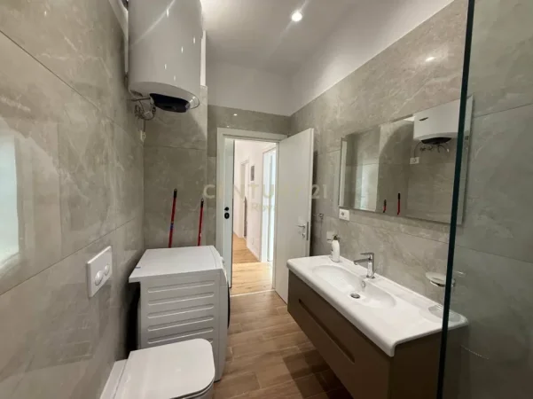 Tirane, jepet me qera apartament 2+1 Kati 7, 145 m² 950 € (kinostudio)