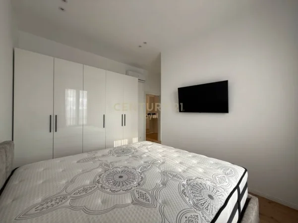 Tirane, jepet me qera apartament 2+1 Kati 7, 145 m² 950 € (kinostudio)