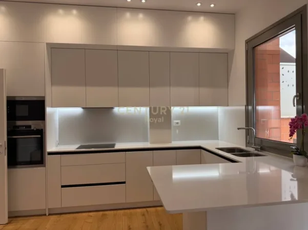 Tirane, jepet me qera apartament 2+1 Kati 7, 145 m² 950 € (kinostudio)