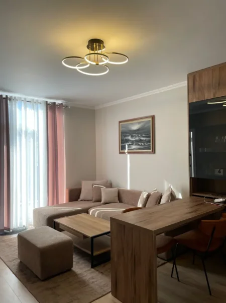 Tirane, jepet me qera apartament 2+1+Ballkon Kati 4, 77 m² 500 € (Yzberisht /Rr.Besim Alla)