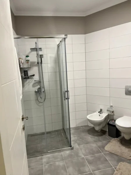 Tirane, jepet me qera apartament 2+1+Ballkon Kati 4, 77 m² 500 € (Yzberisht /Rr.Besim Alla)