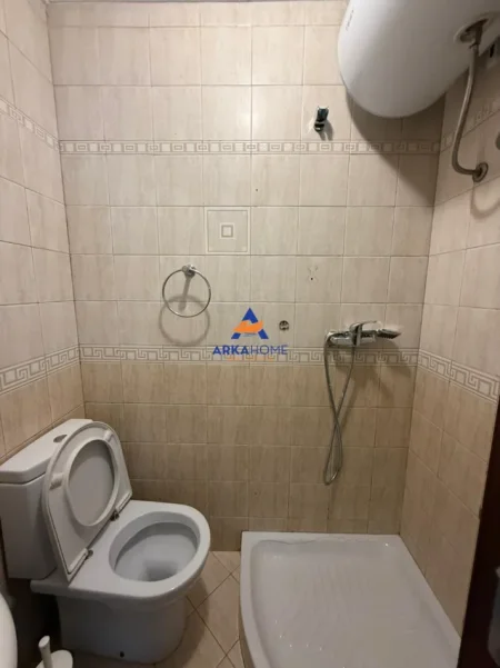 Tirane, jepet me qera ambjent biznesi Kati 6, 131 m² 1.100 € 