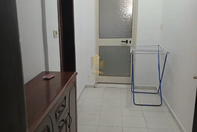Tirane, jepet me qera apartament 1+1 Kati 2, 60 m² 500 € (Rruga e Barrikadave)