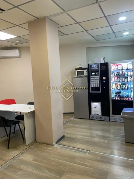 Shqiperi, jepet me qera ambjent biznesi , 306 m² (rruga e dibres)