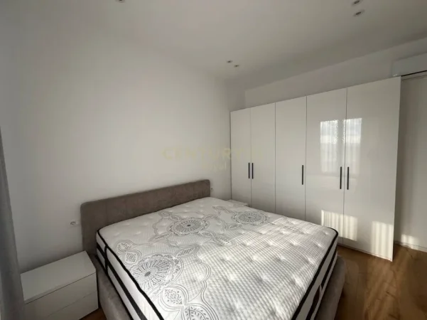 Tirane, jepet me qera apartament 2+1 Kati 7, 145 m² 950 € 