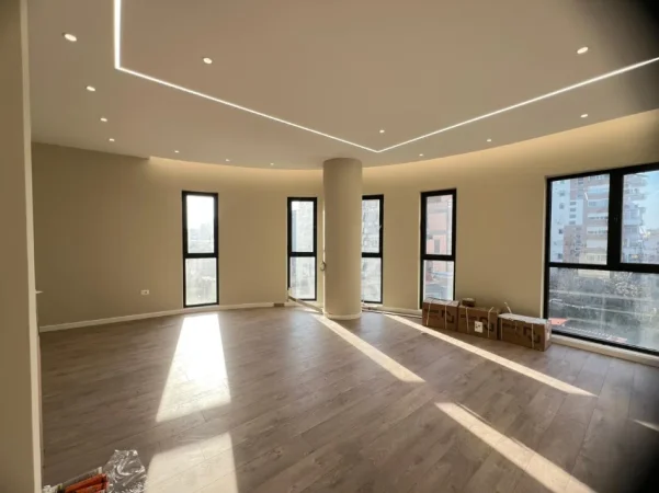 Tirane, jepet me qera ambjent biznesi Kati 3, 118 m² 900 € (Vasil Shanto)