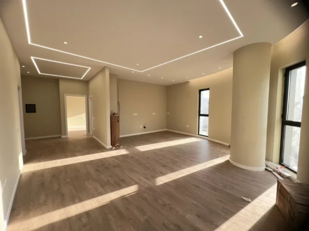 Tirane, jepet me qera ambjent biznesi Kati 3, 118 m² 900 € (Vasil Shanto)