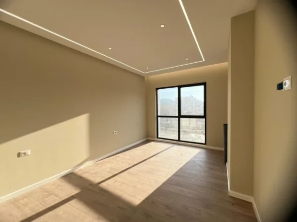 Tirane, jepet me qera ambjent biznesi Kati 3, 118 m² 900 € (Vasil Shanto)