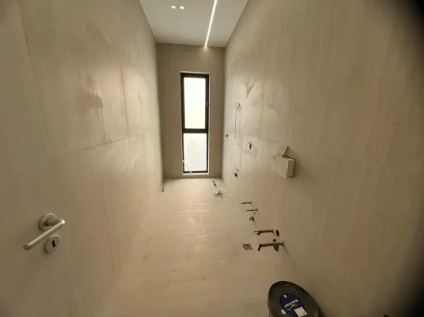 Tirane, jepet me qera ambjent biznesi Kati 3, 118 m² 900 € (Vasil Shanto)