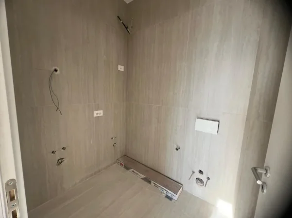 Tirane, jepet me qera ambjent biznesi Kati 3, 118 m² 900 € (Vasil Shanto)