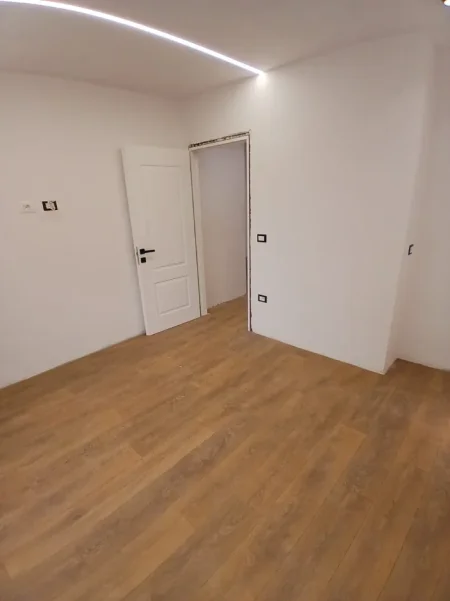 Tirane, shitet apartament 1+1 Kati 2, 56 m² 158.000 € (Prane Kryqezimit 21 Dhjetori)