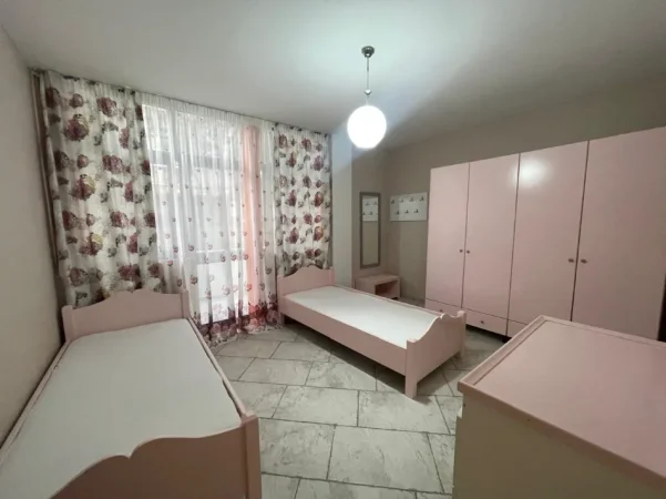 Tirane, jepet me qera apartament 2+1 Kati 1, 160 m² 650 € (HOXHA TAHSIM)