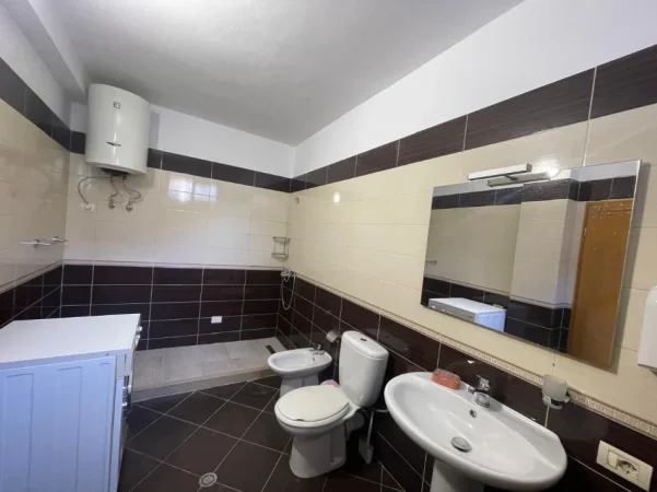 Tirane, jepet me qera apartament 2+1 Kati 1, 160 m² 650 € (HOXHA TAHSIM)