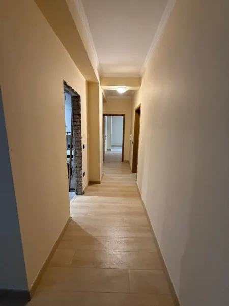 Tirane, jepet me qera zyre Kati 3, 90 m² 1.000 € (Blloku)