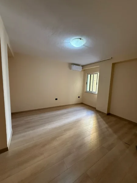 Tirane, jepet me qera zyre Kati 3, 90 m² 1.000 € (Blloku)