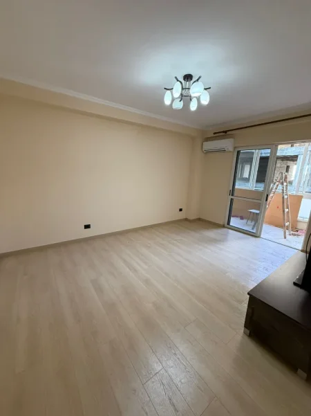 Tirane, jepet me qera zyre Kati 3, 90 m² 1.000 € (Blloku)