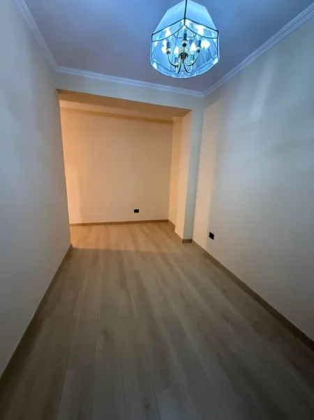 Tirane, jepet me qera zyre Kati 3, 90 m² 1.000 € (Blloku)
