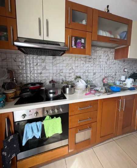 Tirane, jepet me qera Vile 2+1+Ballkon Kati 3,