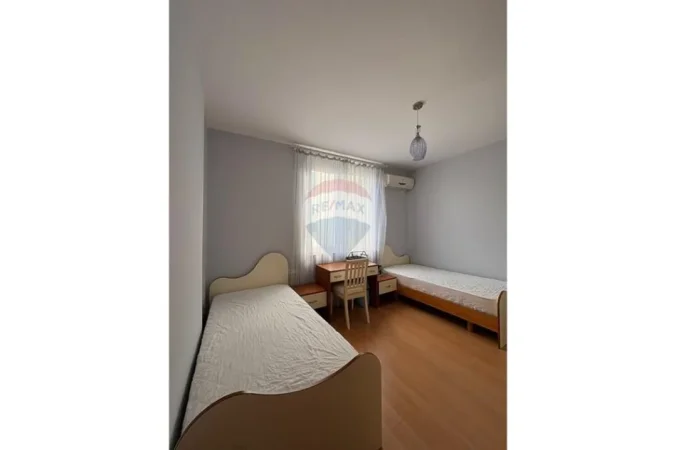 Tirane, jepet me qera apartament 2+1+Ballkon , 1 m² 600 € 