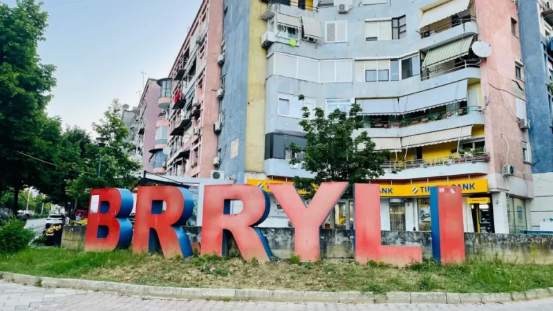 Tirane, jepet me qera garsonier 1+1 Kati 0, 300 €