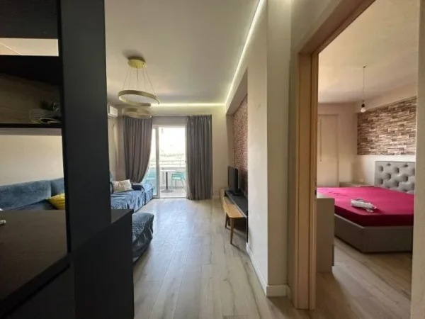 Tirane, jepet me qera apartament 2+1+Ballkon Kati 2, 107 m² 420 € (fresku)