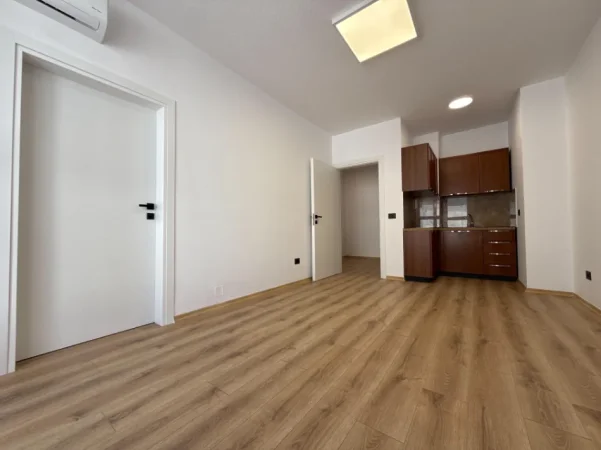 Tirane, jepet me qera apartament 1+1 Kati 2, 110 m² 750 € (ish Ekspozita)