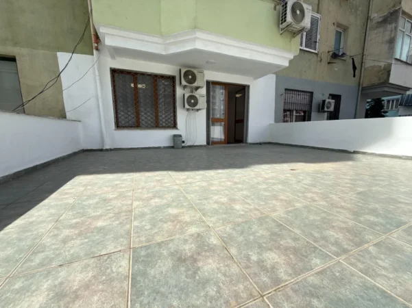 Tirane, jepet me qera apartament 1+1 Kati 2, 110 m² 750 € (ish Ekspozita)