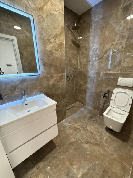 Tirane, jepet me qera apartament 1+1 Kati 2, 110 m² 750 € (ish Ekspozita)