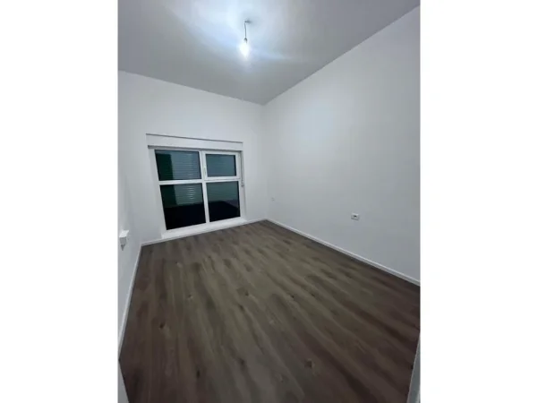 Tirane, jepet me qera apartament 1+1 Kati 8, 350 € 