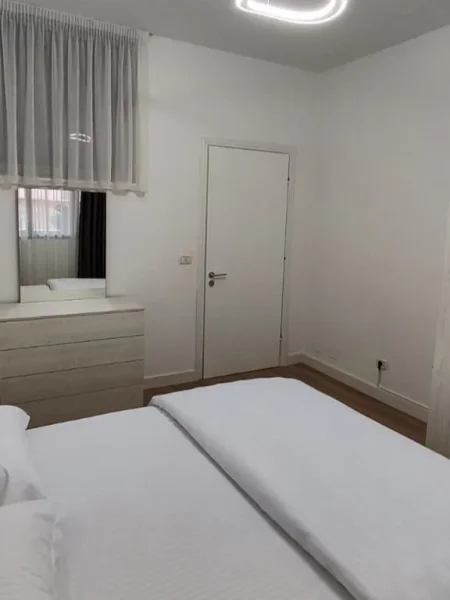 Tirane, jepet me qera apartament 1+1 Kati 5, 85 m² 700 € (pranë Myslym Shyrit &amp; Rrugës së Kavajës)