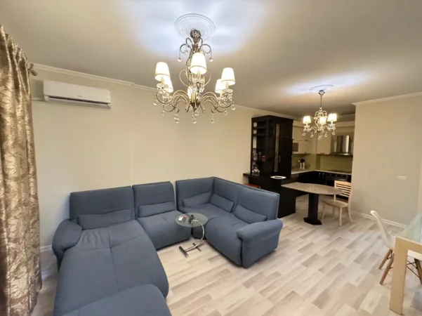 Tirane, jepet me qera apartament 2+1 , 110 m² 900 € (komuna e parisit)