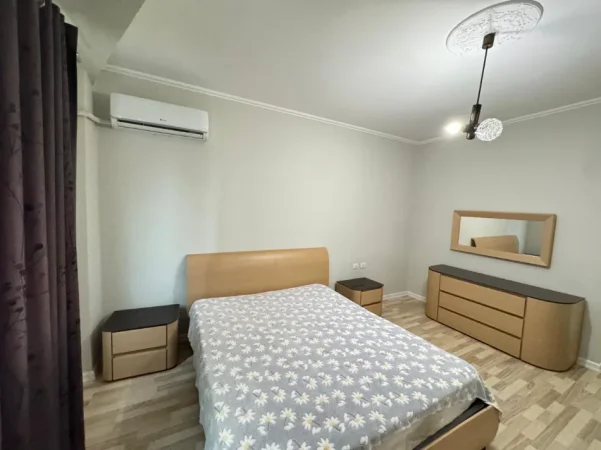 Tirane, jepet me qera apartament 2+1 , 110 m² 900 € (komuna e parisit)