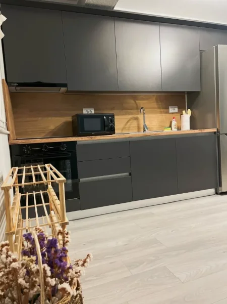 Tirane, jepet me qera apartament 1+1+Ballkon Kati 3, 78 m² 650 € (Rruga e Durresit)
