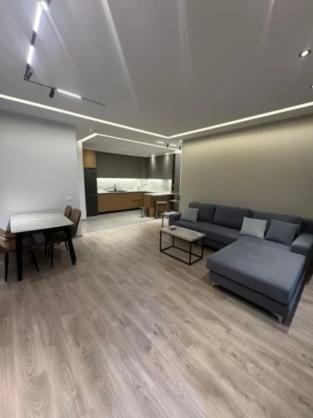 Tirane, jepet me qera apartament 2+1+Aneks+Ballkon Kati 5, 123 m² 1.300 € (Rruga Kavajes)