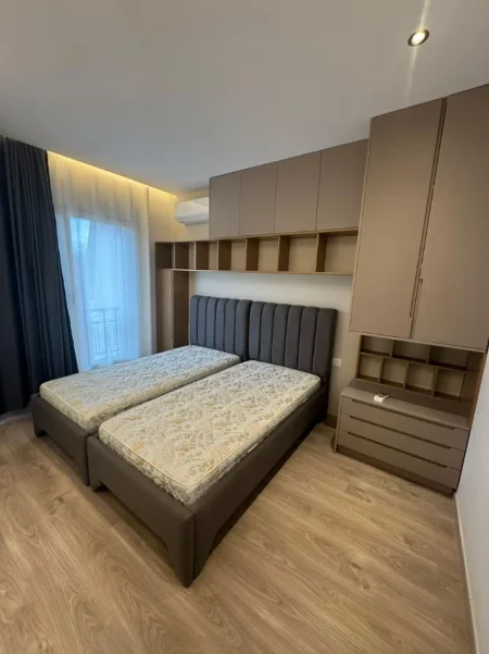 Tirane, jepet me qera apartament 2+1+Aneks+Ballkon Kati 5, 123 m² 1.300 € (Rruga Kavajes)